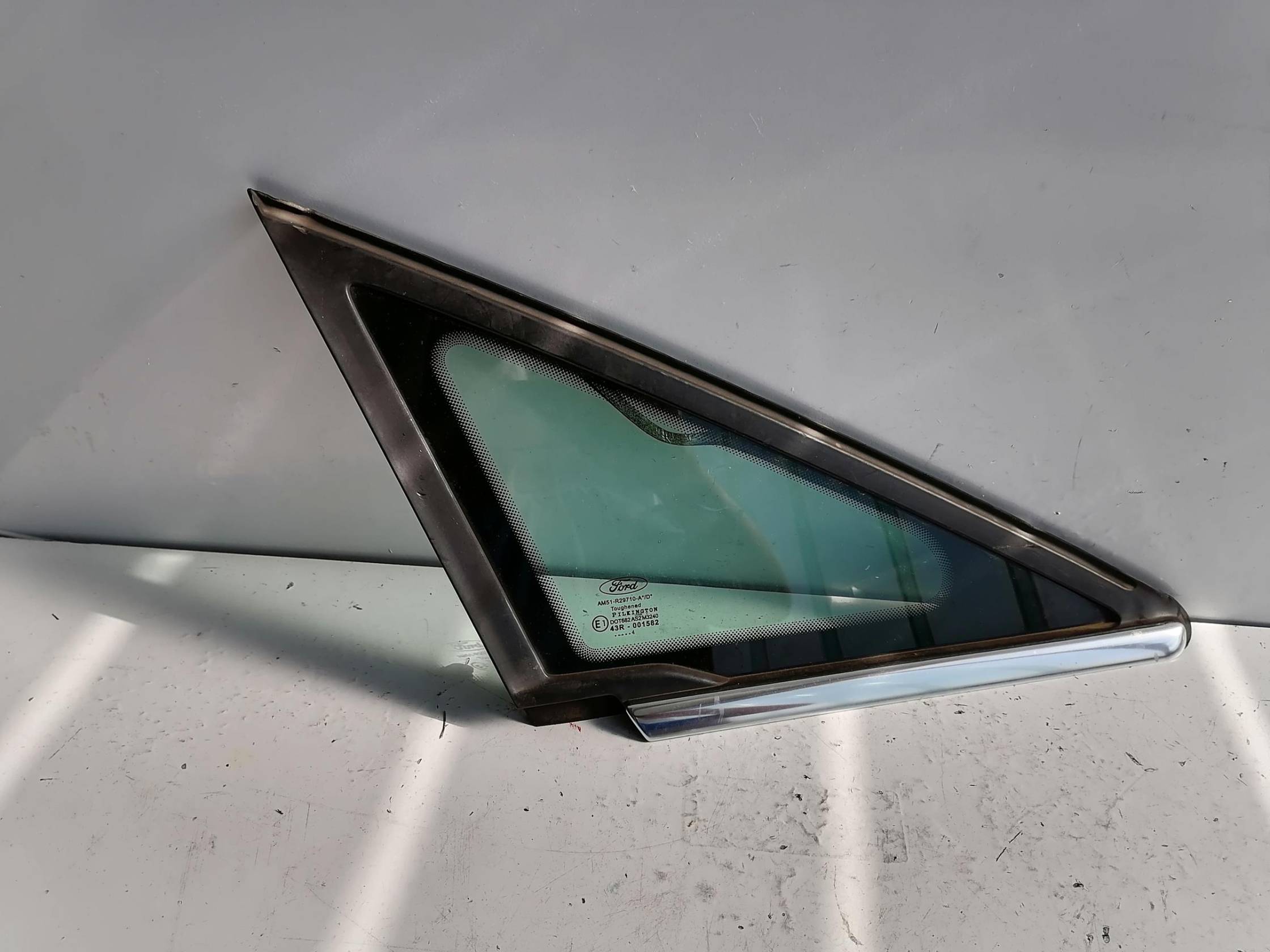 Fisso parafango ant. dx.